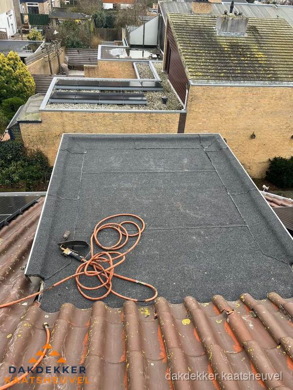 Reparatie aansluiting plat dak en schuin dak in Kaatsheuvel
