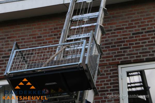 Ladderlift met dakpannen voor dakpan reparatie in Kaatsheuvel Ladderlift met dakpannen voor dakpan reparatie in Kaatsheuvel