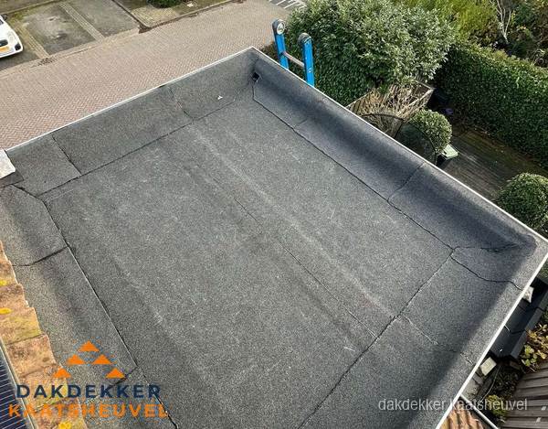 Gerenoveerd plat dak met nieuwe bitumen dakbedekking in Kaatsheuvel