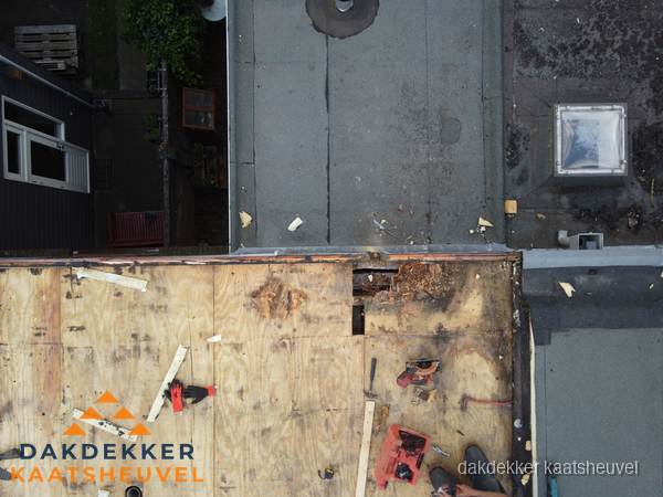 Dakschade en renovatie plat dak vanuit de lucht in Kaatsheuvel
