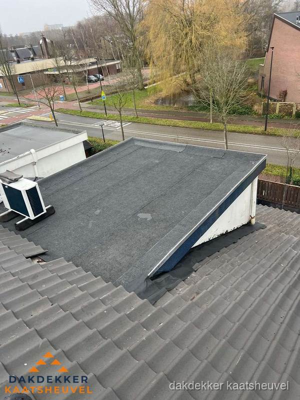 Plat dak met bitumen isolatie en dakbedekking in Kaatsheuvel