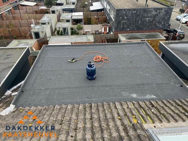 Plat dak met nieuwe bitumen dakbedekking en brandgereedschap in Kaatsheuvel