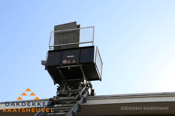 Dakdekkerslift voor materiaal transport bij dakwerkzaamheden in Kaatsheuvel