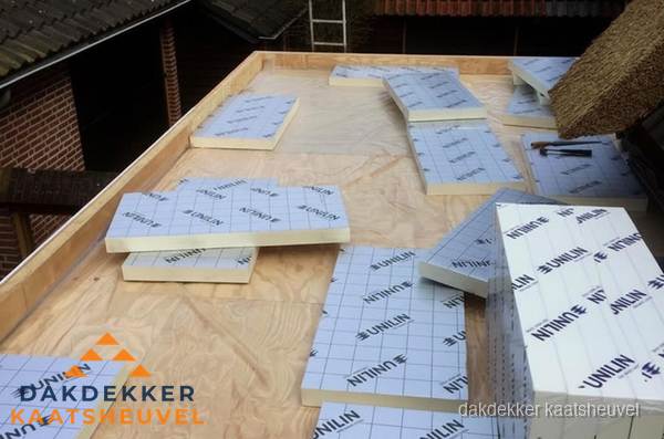 PIR isolatieplaten leggen op plat dak in Kaatsheuvel