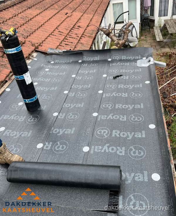 Bitumen dakbedekking leggen op plat dak aanbouw in Kaatsheuvel