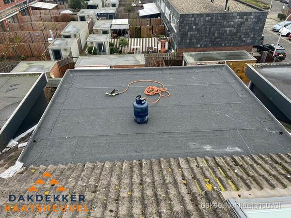 Plat dak met bitumen dakbedekking en brander in Kaatsheuvel