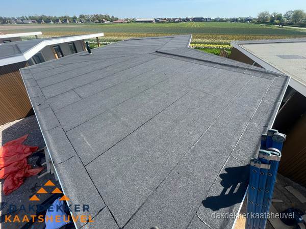 Nieuw bitumen plat dak met uitzicht over landschap in Kaatsheuvel