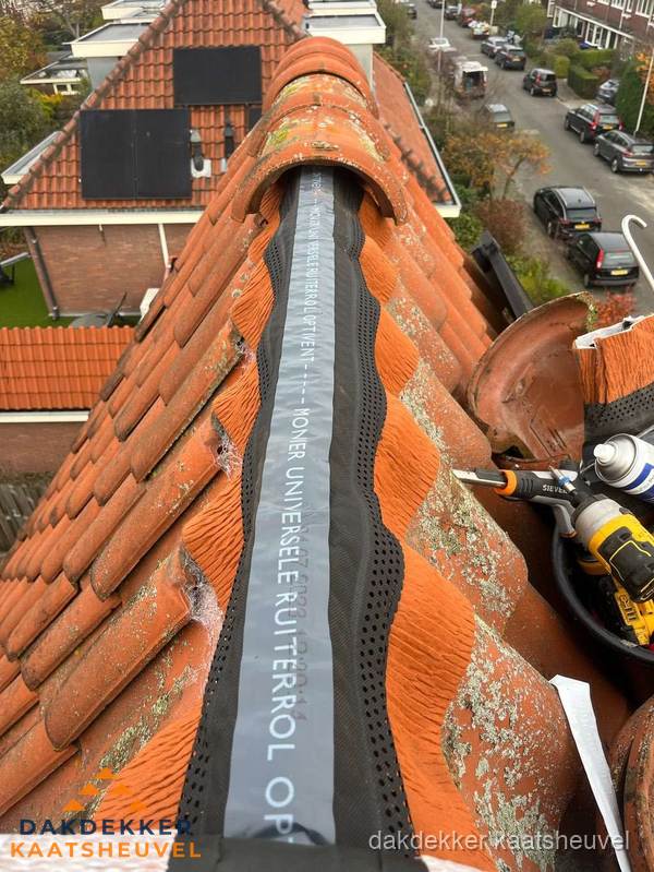 Dakdekker vervangt nokvorst met ruiterrol op pannendak in Kaatsheuvel