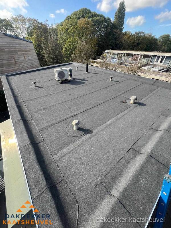 Kosten dakdekker: afgewerkt plat bedrijfsdak met bitumen in Kaatsheuvel
