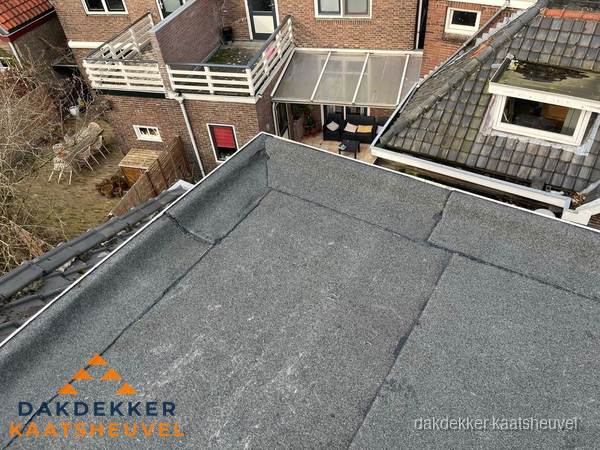 Overzicht plat dak met dakgoot in woonwijk Kaatsheuvel