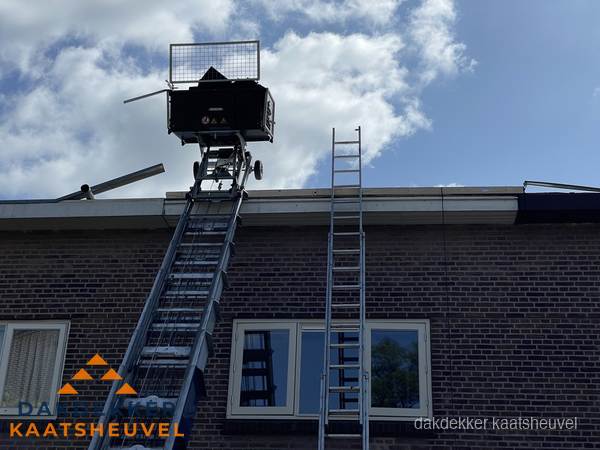 Ladderlift en ladder bij woning voor dakinspectie in Kaatsheuvel