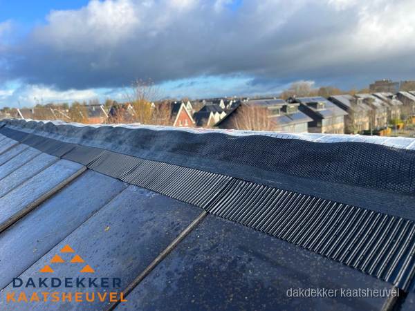 Dakisolatie bij de nok met ventilatieprofiel op schuin dak in Kaatsheuvel
