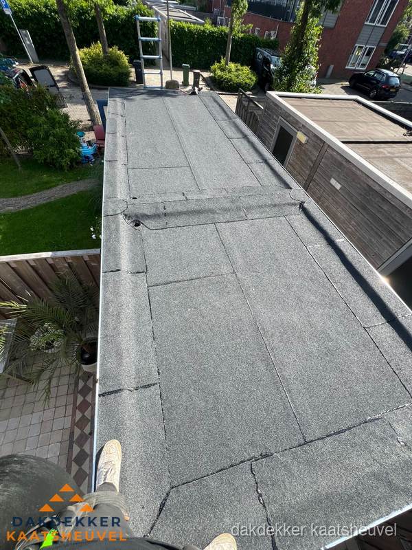 Bitumen plat dak rijtjeswoning vanuit dakdekker perspectief in Kaatsheuvel