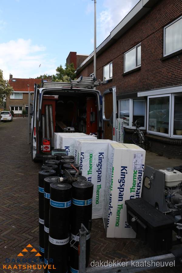 Levering van Kingspan isolatieplaten en bitumenrollen voor dakproject in Kaatsheuvel