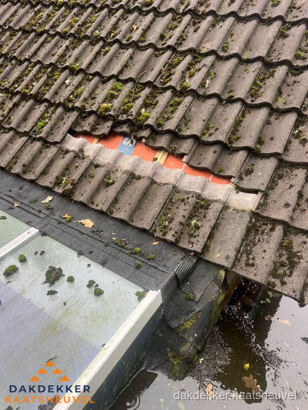 Beschadigd pannendak met ontbrekende dakpannen voor reparatie in Kaatsheuvel