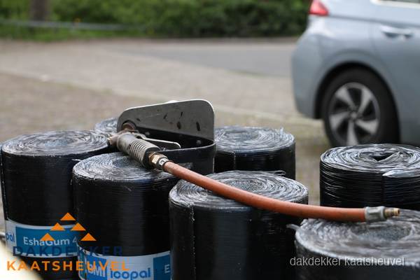 Rollen bitumen dakbedekking EshaGum klaar voor installatie in Kaatsheuvel