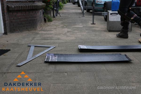 Dakbedekkingsmateriaal en zinkwerk klaargelegd voor reparatie in Kaatsheuvel Dakbedekkingsmateriaal en zinkwerk klaargelegd voor reparatie in Kaatsheuvel