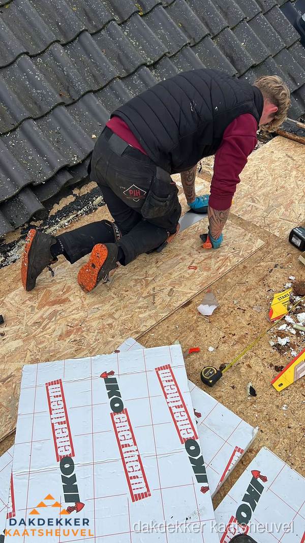 Dakdekker plaatst PIR-isolatieplaten op plat dak in Kaatsheuvel