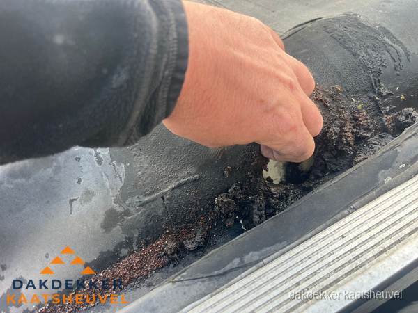 Schade aan bitumen dakbedekking op plat dak in Kaatsheuvel Schade aan bitumen dakbedekking op plat dak in Kaatsheuvel