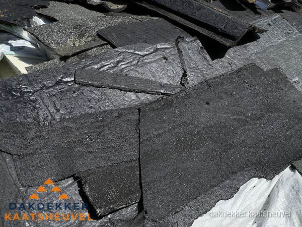 Verwijderd oud bitumen dakleer klaar voor vervanging in Kaatsheuvel Verwijderd oud bitumen dakleer klaar voor vervanging in Kaatsheuvel