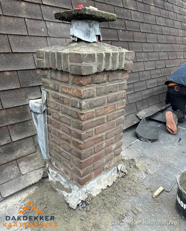 Schoorsteen reparatie met lood en voegwerk op leien dak in Kaatsheuvel