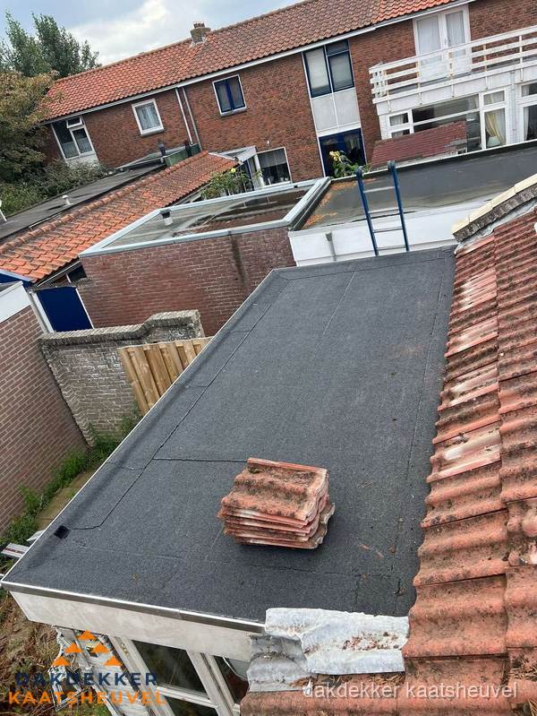 Aanbouw plat dak met reservepannen voor dakpannen vervangen in Kaatsheuvel