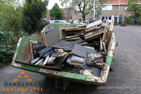Puincontainer met oud dakmateriaal na dakrenovatie in Kaatsheuvel