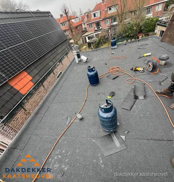 Daklekkage repareren met brandgereedschap op plat dak in Kaatsheuvel