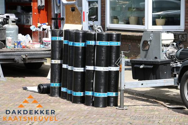 Rollen bitumen dakbedekking klaar voor daklekkage reparatie in Kaatsheuvel Rollen bitumen dakbedekking klaar voor daklekkage reparatie in Kaatsheuvel
