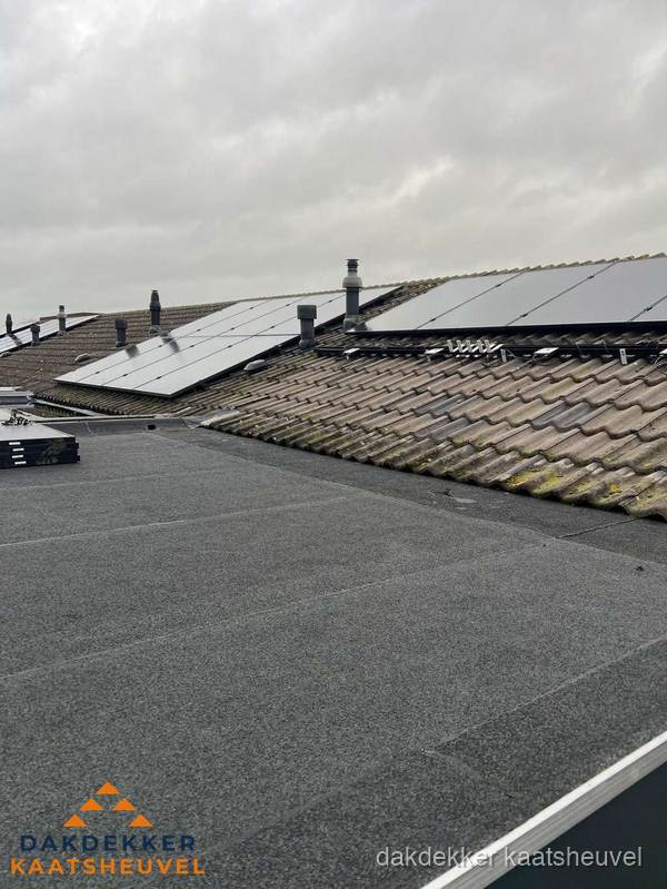 Bitumen dakbedekking op plat dak met aansluitend pannendak en zonnepanelen in Kaatsheuvel