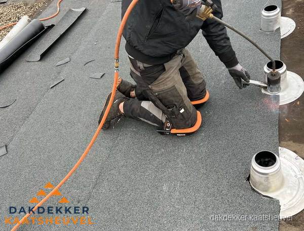 Dakdekker repareert bitumen dakleer bij dakdoorvoer in Kaatsheuvel