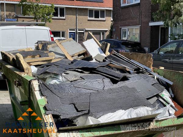 Afvalcontainer met gesloopt dakmateriaal tijdens dakkapel renovatie in Kaatsheuvel
