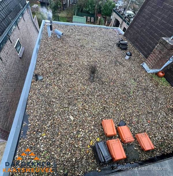 Plat dak met grindballast en dakdoorvoeren in Kaatsheuvel