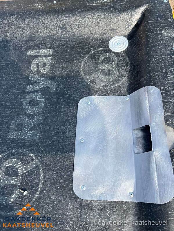 Dakdoorvoer met metalen afvoerplaat op bitumen dak in Kaatsheuvel