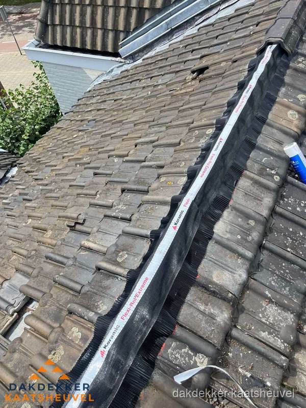 Nokvorst renovatie met Koramic nokrol op schuin pannendak in Kaatsheuvel Nokvorst renovatie met Koramic nokrol op schuin pannendak in Kaatsheuvel