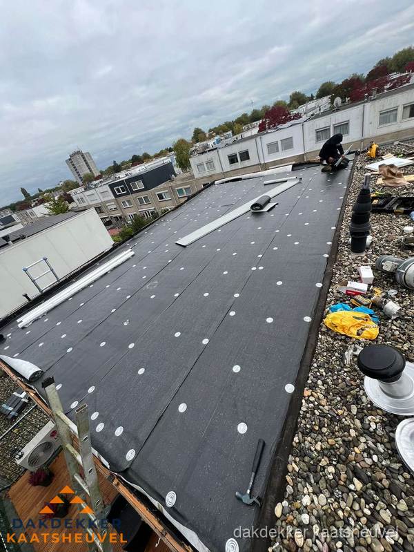 Dakleer vervangen op groot plat dak door dakdekker in Kaatsheuvel