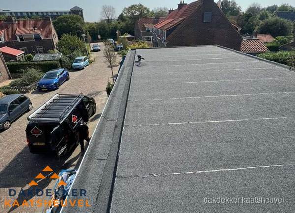Nieuw bitumen plat dak met uitzicht over woonwijk in Kaatsheuvel