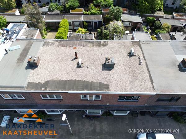 Plat dak met grindballast en dakdoorvoeren in Kaatsheuvel