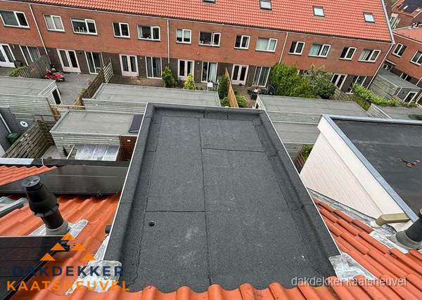 Plat dak met bitumen bedekking naast dakkapel in Kaatsheuvel