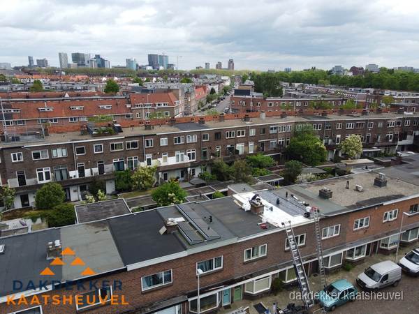 Spoed dakdekker aan het werk op plat dak in woonwijk Kaatsheuvel