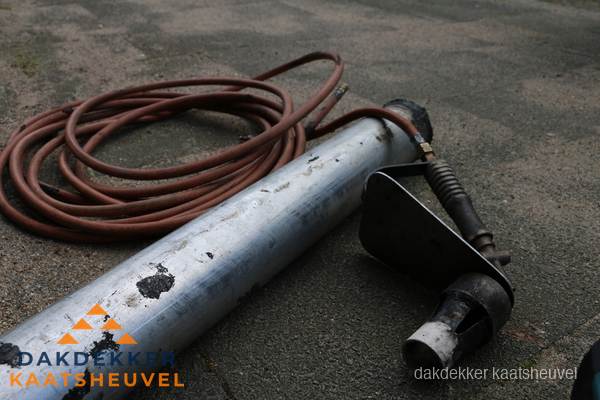 Dakdekker gasbrander en gereedschap voor spoedklus in Kaatsheuvel