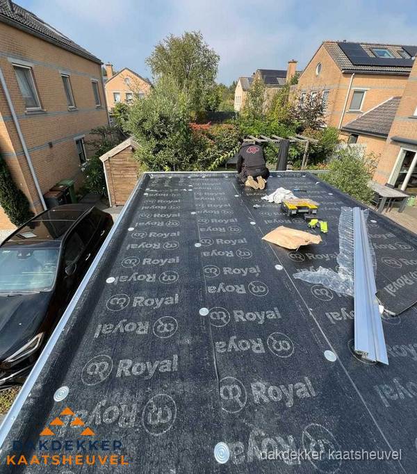 Dakdekker aan het werk op plat dak renovatie in Kaatsheuvel
