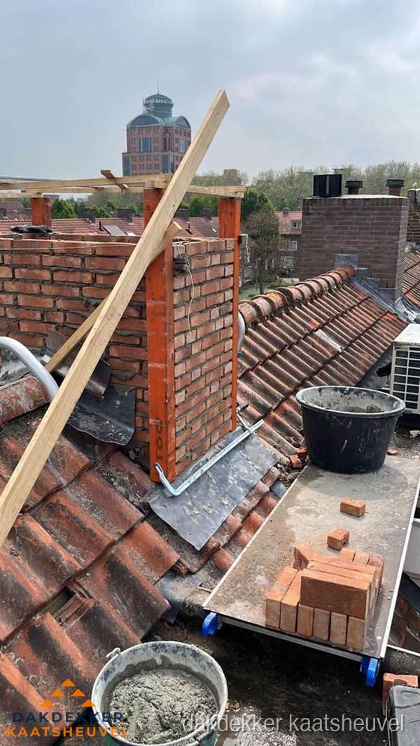 Schoorsteen renovatie met metselwerk op schuin dak in Kaatsheuvel