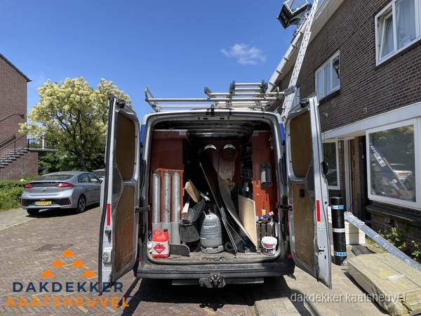 Spoed dakdekker bus met gereedschap en ladder bij woning in Kaatsheuvel