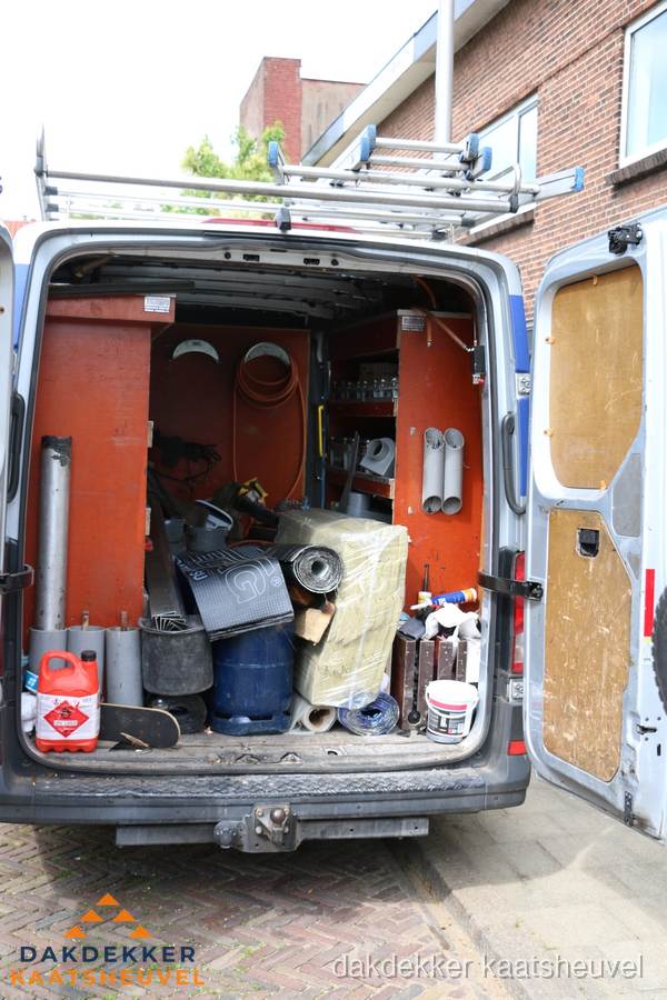 Bedrijfsbus van dakdekker met gereedschap en materialen in Kaatsheuvel