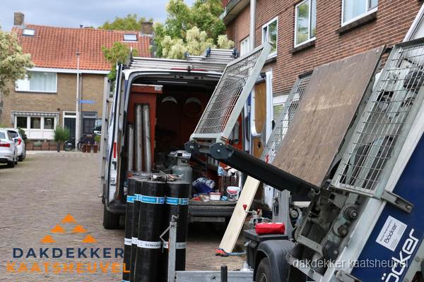 Dakdekkersbusje met materiaal en ladderlift voor dakpannen vervangen in Kaatsheuvel