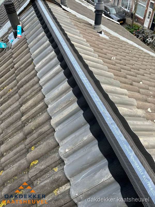 Nokvorst met Monier ventilatie op schuin pannendak in Kaatsheuvel