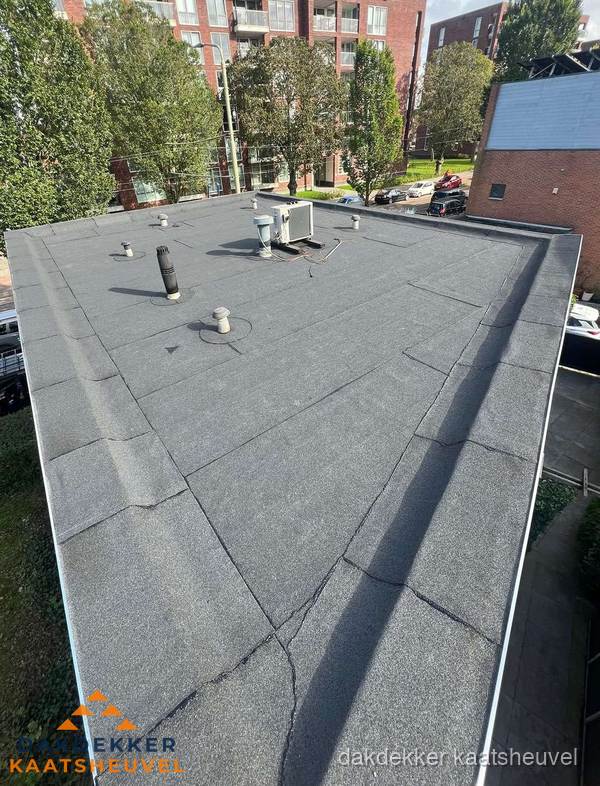 Afgewerkt plat dak met bitumen dakbedekking in Kaatsheuvel Afgewerkt plat dak met bitumen dakbedekking in Kaatsheuvel