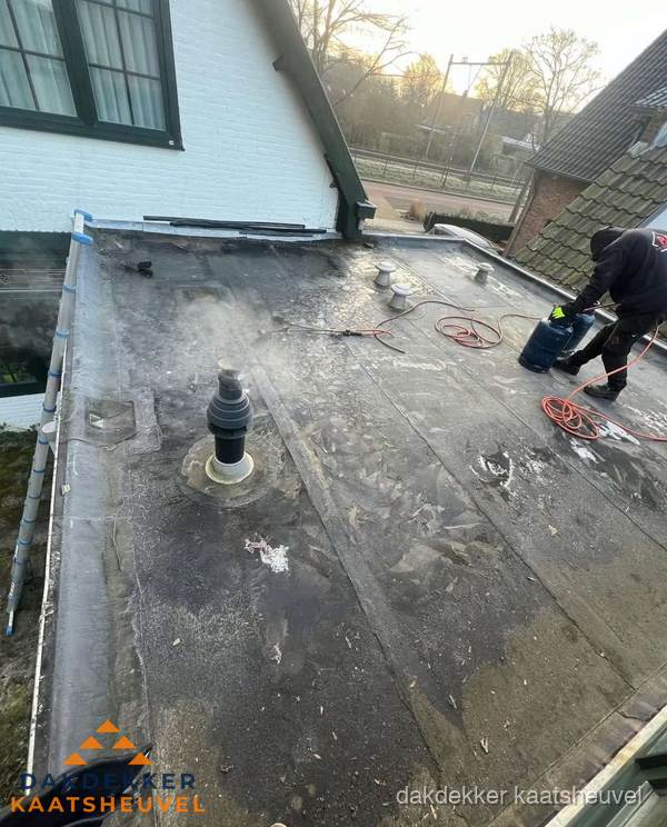 Dakdekker verhelpt daklekkage op plat dak in Kaatsheuvel