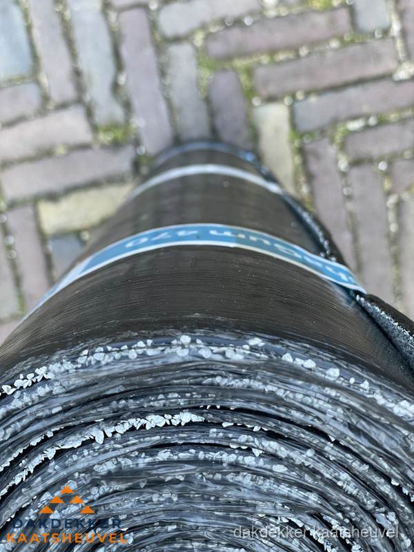 Rol bitumen dakleer met leislag voor plat dak in Kaatsheuvel